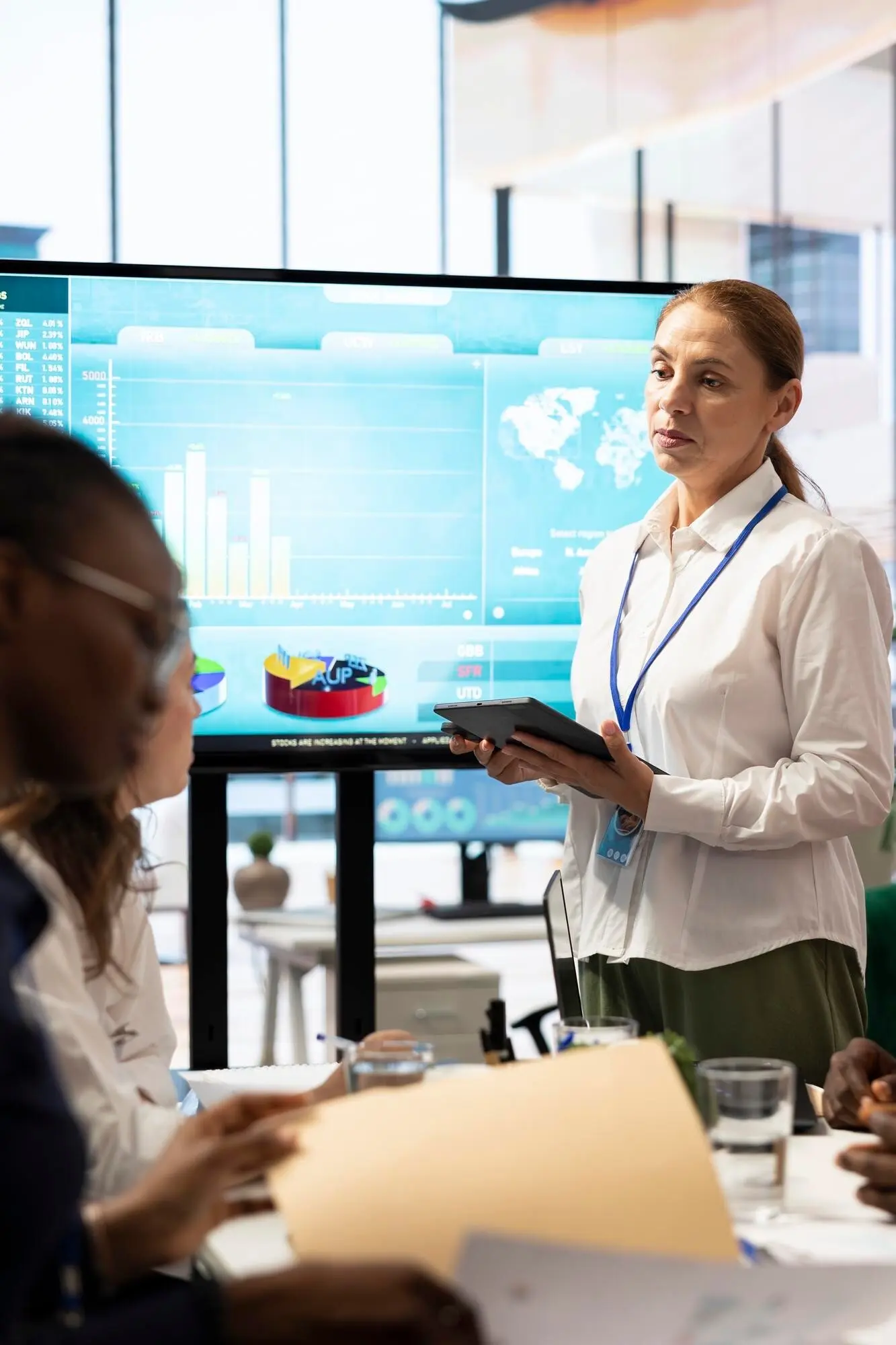 Члены команды собираются в зале заседаний, чтобы обсудить результаты их анализа.