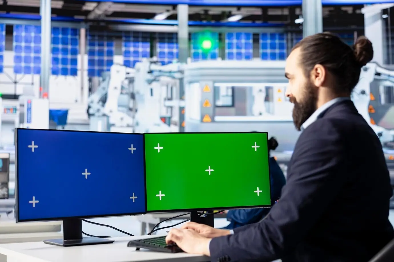 Работник фотовольтаического завода диагностирует проблемы с производительностью оборудования с помощью макетного ПК.